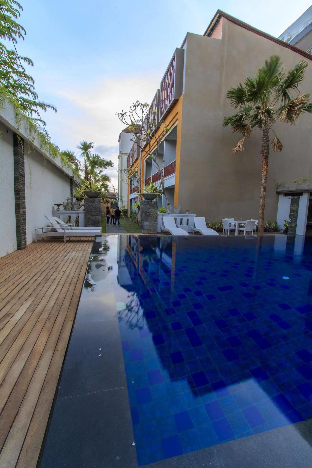 Transera Kamini Legian Hotel Zewnętrze zdjęcie